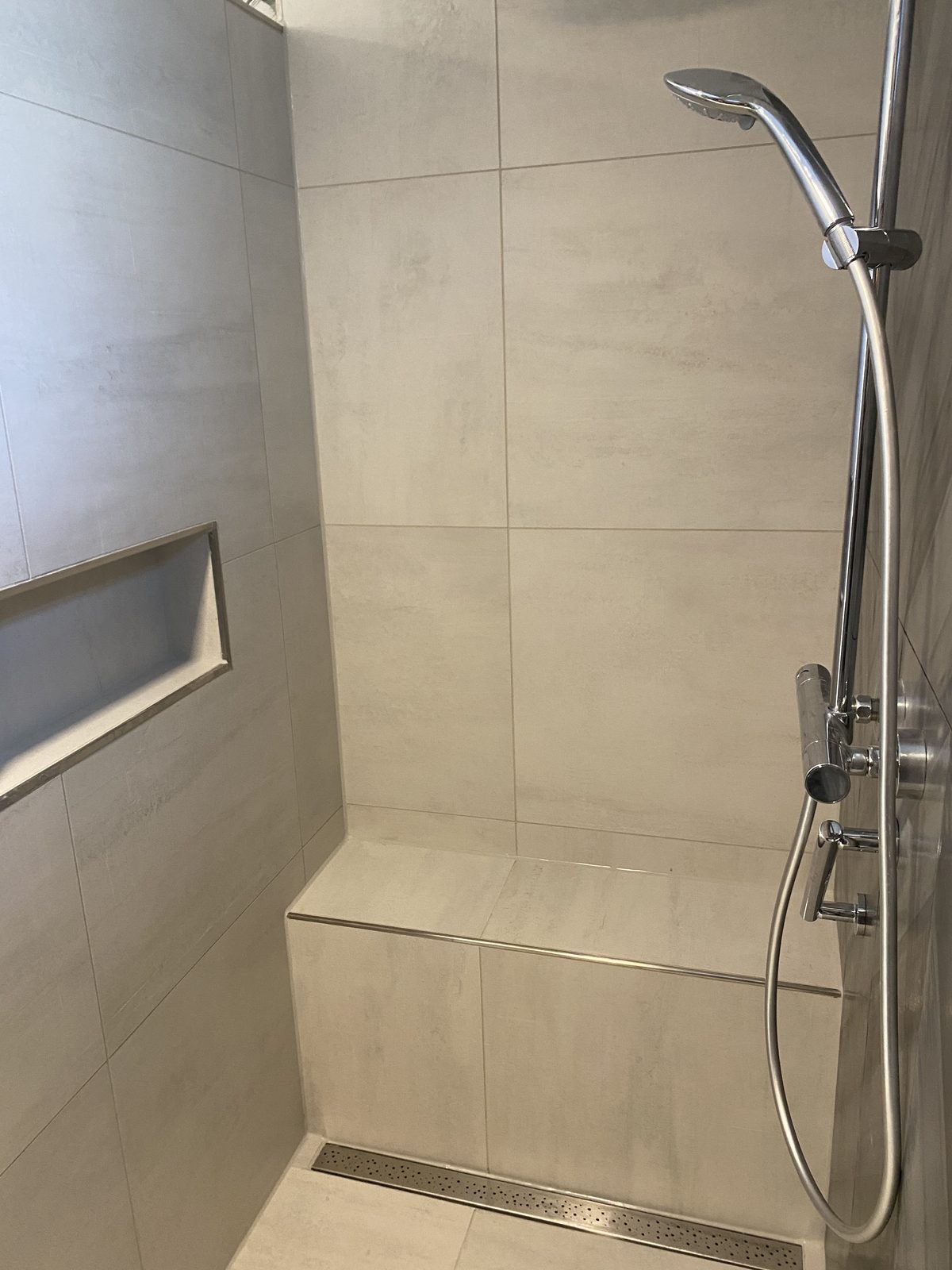 Walk-in-Dusche mit Wandnische und Sitzbank