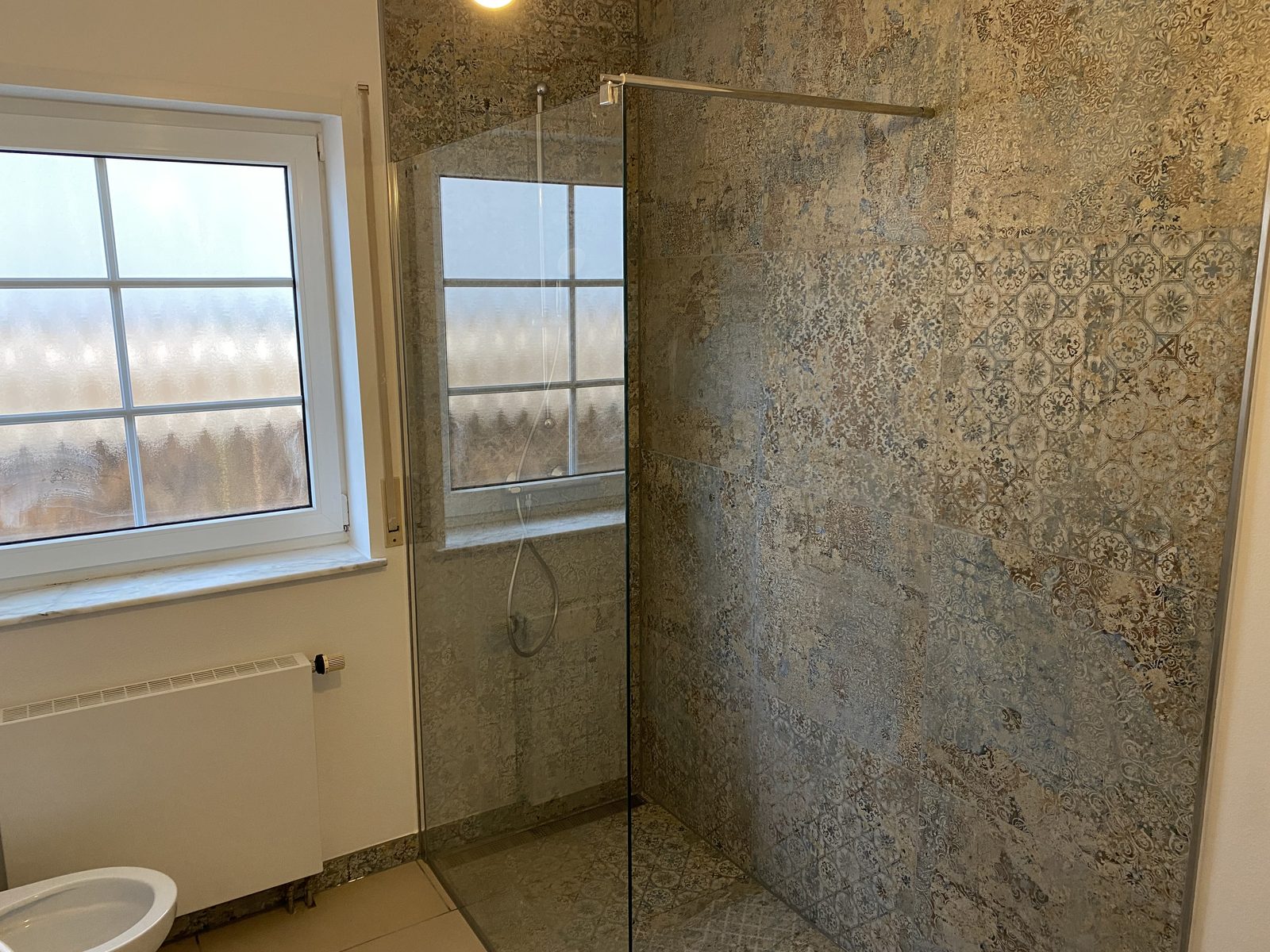 Walk-in-Dusche mit Mustermosaik