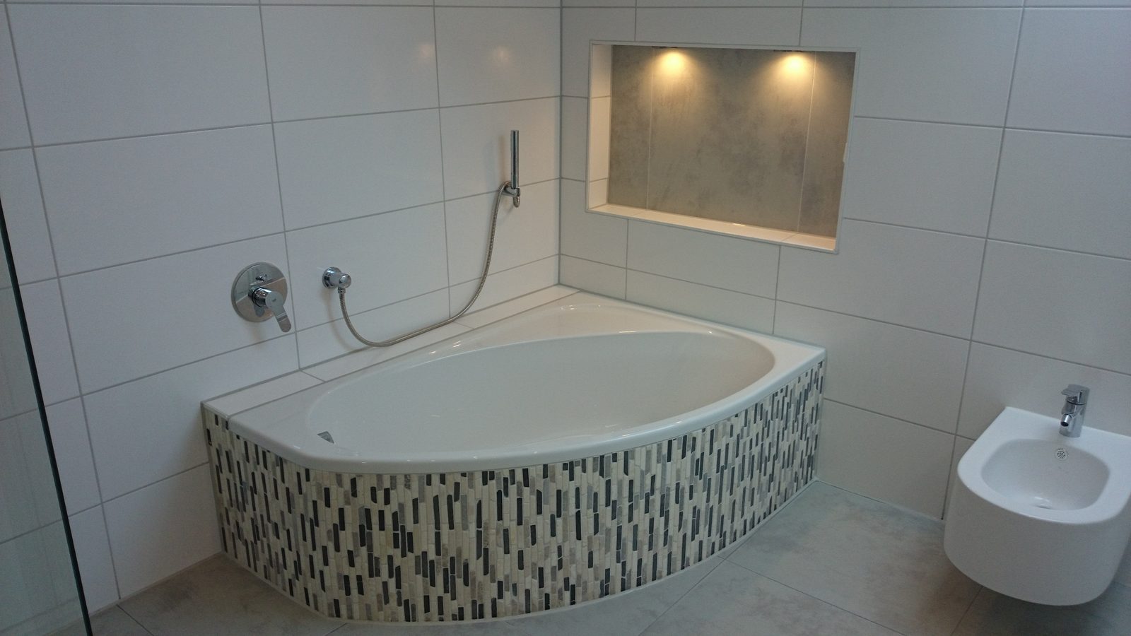 Eckbadewanne mit Mosaikverkleidung