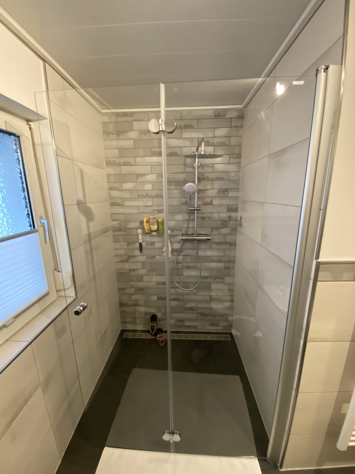 Dusche mit Brick-Fliesen
