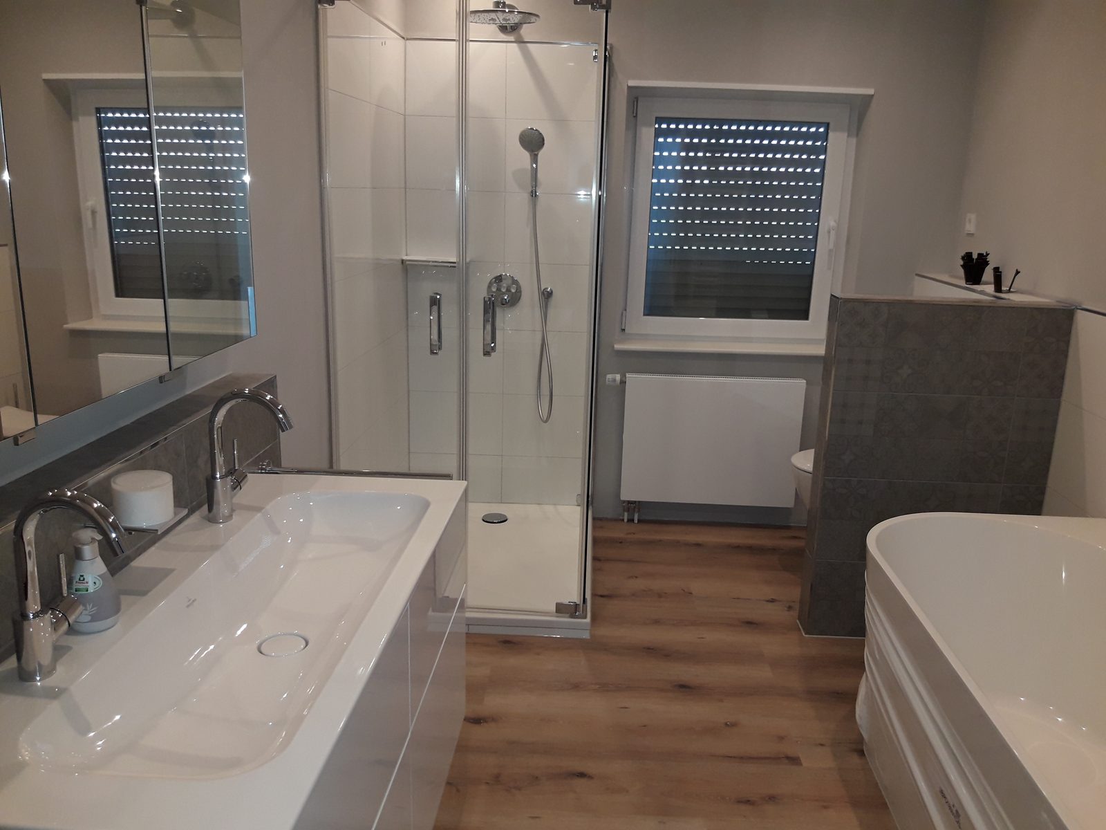 Großes Bad mit freistehender Wanne und Dusche