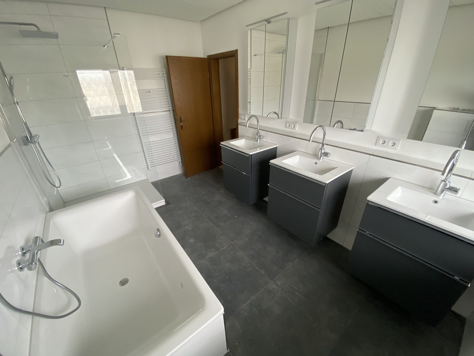 Großes Bad mit drei Waschtischen und Wanne