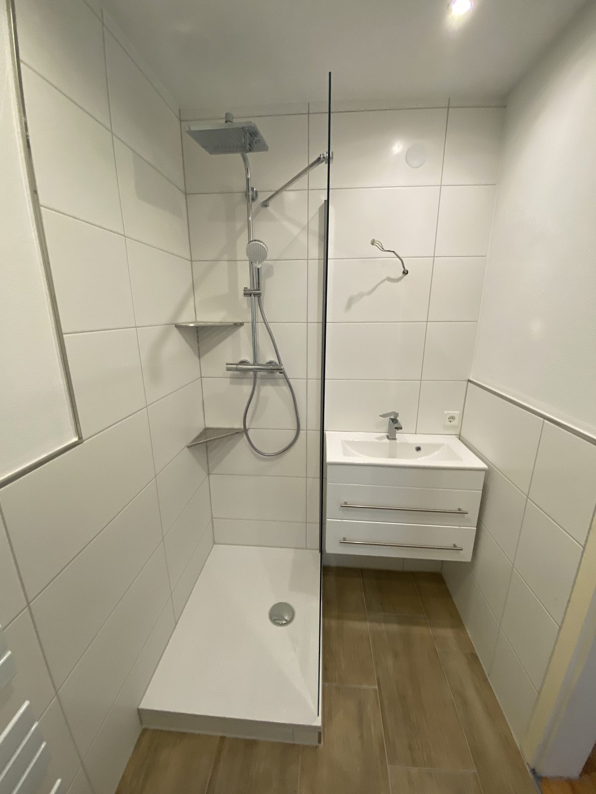 Sauberes weißes Bad mit Walk-in-Dusche