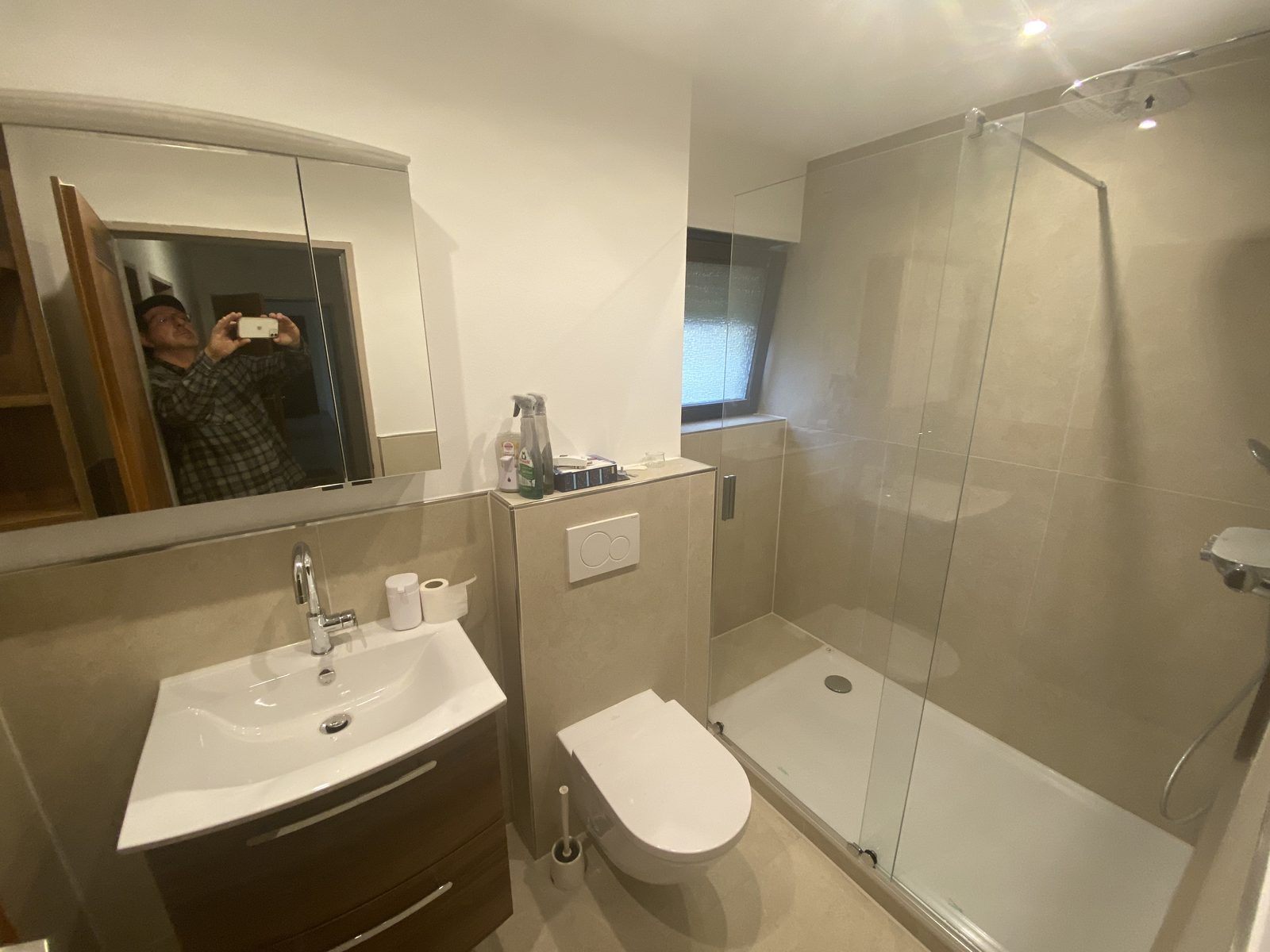 Beiges modernes Bad mit Walk-in-Dusche